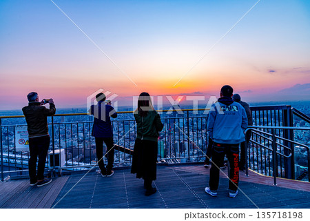 （東京）人們在六本木新城的屋頂上欣賞日落 135718198