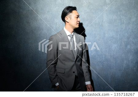 黑色背景,身穿西裝的商務人士 黑色背景,身穿西裝的商務人士 135718267