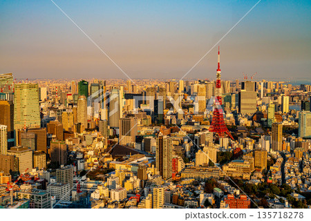 （東京）黃昏時分的東京和從六本木新城看到的東京鐵塔 135718278