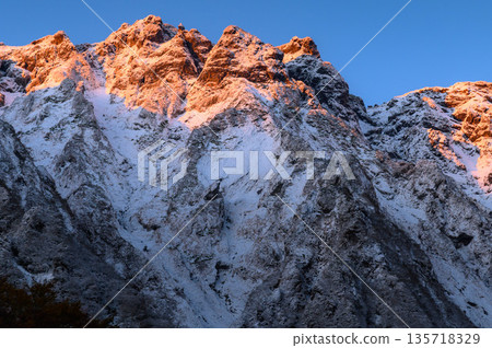 從一倉澤看到的谷川山的朝霞(Morgenrot) 從一倉澤看到的谷川山的朝霞(Morgenrot) 135718329