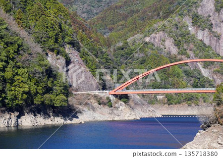 橫跨湖泊的拱橋 橫跨湖泊的拱橋 135718380