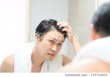 關心鏡子裡的頭髮的男人 關心鏡子裡的頭髮的男人 135718423