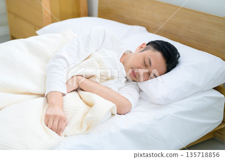 睡在床上的男人 135718856