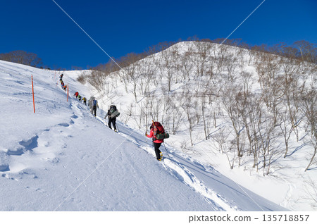 登山者在隆冬時節攀登谷川山的天神嶺 135718857