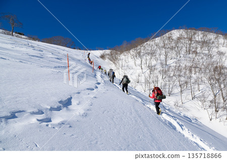 登山者在隆冬時節攀登谷川山的天神嶺 登山者在隆冬時節攀登谷川山的天神嶺 135718866