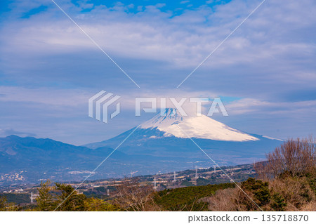（靜岡縣）從伊豆望去，富士山被帽狀雲層覆蓋。 135718870