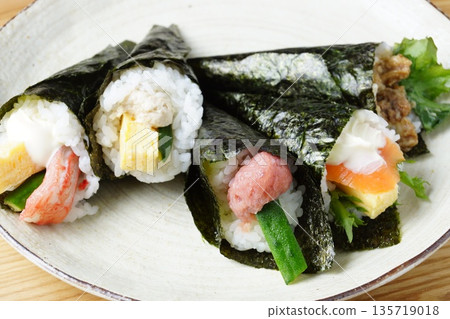 Hand-rolled sushi Japanese food Hand-rolled sushi Japanese food 135719018