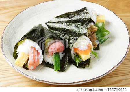 Hand-rolled sushi Japanese food Hand-rolled sushi Japanese food 135719021
