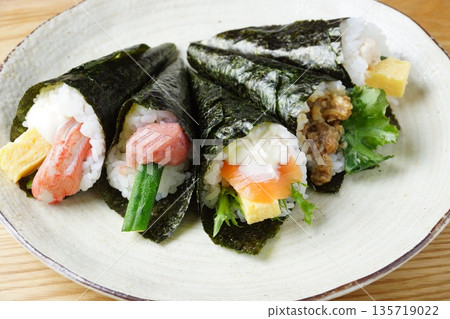 Hand-rolled sushi Japanese food 135719022