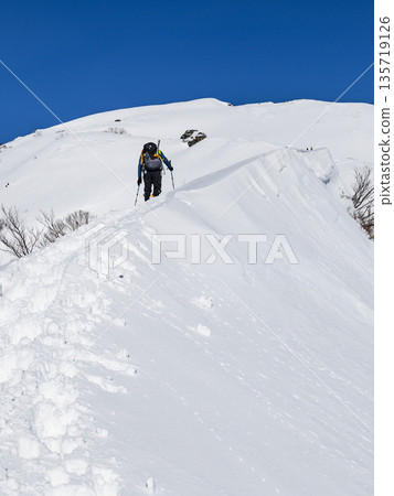 登山者在隆冬時節攀登谷川山天神嶺 登山者在隆冬時節攀登谷川山天神嶺 135719126