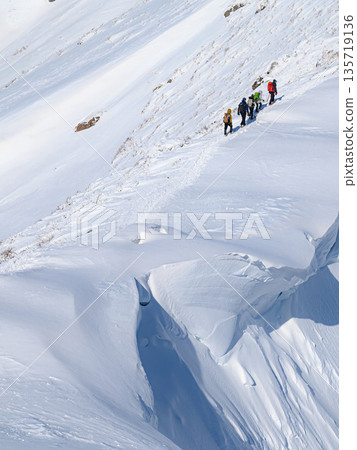 Climbers passing by a huge snow cornice on Mount Tanigawa in the dead of winter 135719136