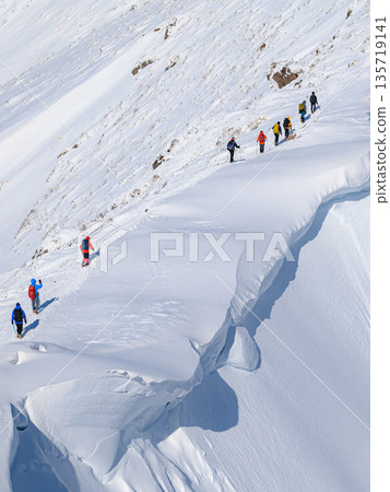 冬日嚴寒，登山者們正經過谷川山上巨大的雪簷。 135719141