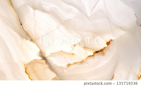 化妝品與時尚：奢華的米色和金色酒精墨水藝術，背景呈現大理石紋理 135719336