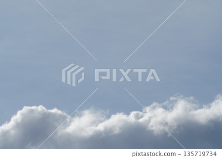 在藍天的白色雲彩 在藍天的白色雲彩 135719734