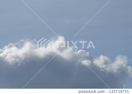藍天白雲飄浮 藍天白雲飄浮 135719735