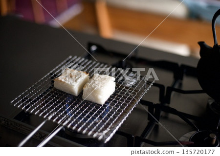 Grilling square mochi on a grill Grilling square mochi on a grill 135720177