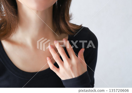 Decollete, collarbone Decollete, collarbone 135720606
