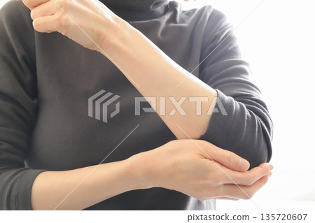 女性肘部 135720607