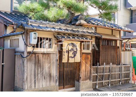 京都正春南別墅(Villa)-一間擁有百年歷史的京都町屋飯店,飯店內有一棵象徵青春永駐和長壽的松樹。位於京都市北區紫野。 京都正春南別墅(Villa)-一間擁有百年歷史的京都町屋飯店,飯店內有一棵象徵青春永駐和長壽的松樹。位於京都市北區紫野。 135720667
