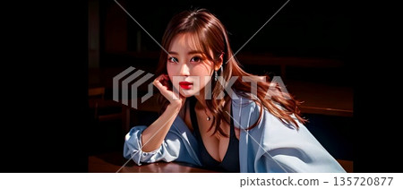 黑暗中，女子雙手合十祈禱。 135720877