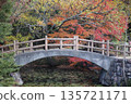 花園中一座石橋，秋葉點綴其間。 135721171