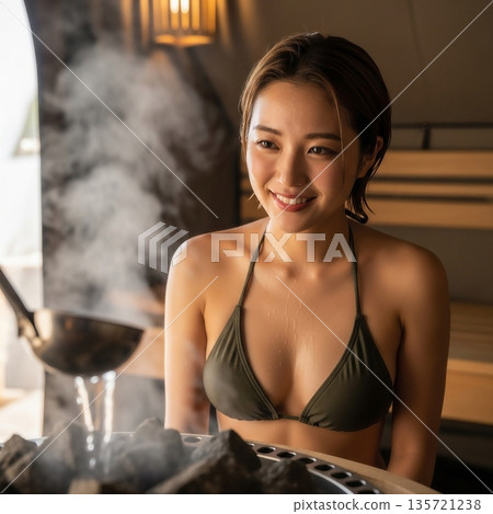 年輕女子身穿比基尼在帳篷桑拿房裡汗流浹背 135721238
