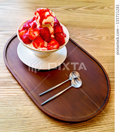 Strawberry bingsoo desert. Diary ice cream with strawberries 135721281
