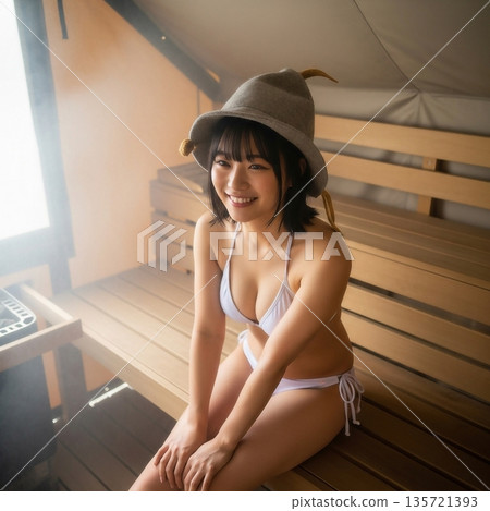 年輕女子身穿比基尼在帳篷桑拿房裡汗流浹背 135721393