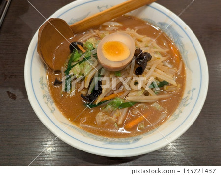 醬油拉麵,配料豐富,非常美味的醬油豬肉拉麵 醬油拉麵,配料豐富,非常美味的醬油豬肉拉麵 135721437