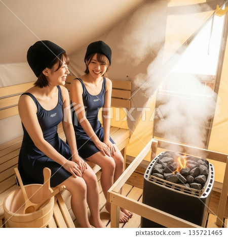 兩名年輕女子在帳篷桑拿房裡汗流浹背 135721465