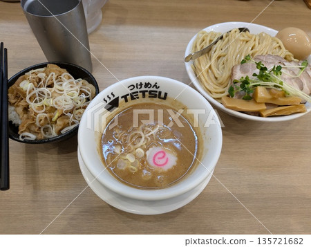 Steaming hot ramen 135721682