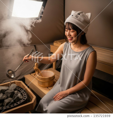 一位身穿桑拿服的年輕女子在帳篷桑拿房裡汗流浹背 135721939