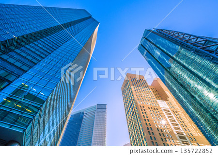 日本東京的城市景觀：新時代的希望之光…俯瞰汐留辦公區及其他區域。面向未來… 135722852