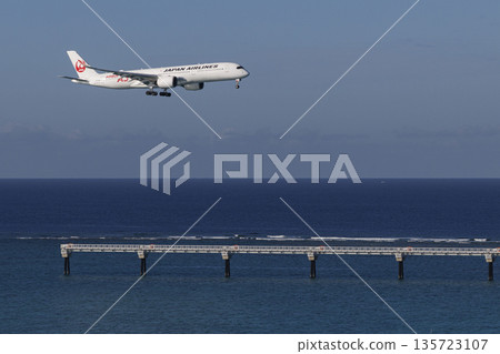 沖繩的海洋和日本航空空中巴士A350 沖繩的海洋和日本航空空中巴士A350 135723107