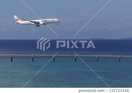 沖繩的海洋和日本航空空中巴士A350 沖繩的海洋和日本航空空中巴士A350 135723108