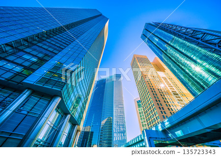 日本東京的城市景觀：新時代的希望之光…俯瞰汐留辦公區及其他區域。面向未來… 135723343