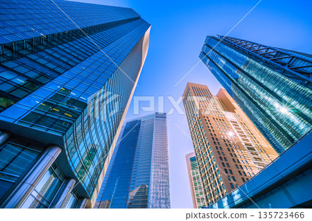 日本東京的城市景觀：一個輝煌的時代，一線希望…眺望汐留辦公區及更遠的地方。面向未來… 135723466