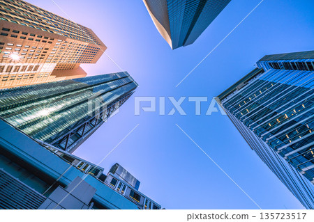 日本東京的城市景觀：新時代的希望之光…眺望汐留辦公區及其他地區，展望未來… 135723517