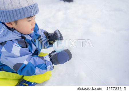 寶寶在雪地玩耍 135723845