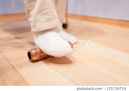 用按摩器刺激足底的場景。足部護理旨在促進血液循環，緩解疲勞。 135724719