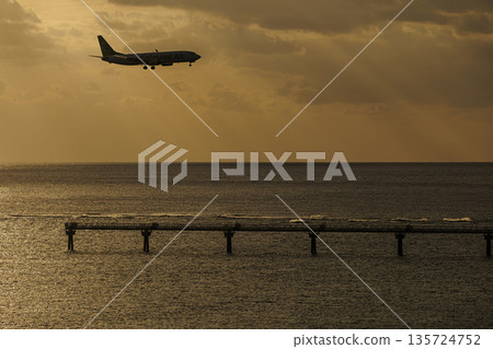 傍晚的大海和波音737 傍晚的大海和波音737 135724752
