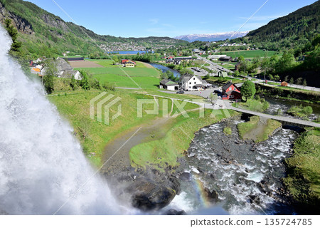 Steinsdals瀑布和Norheimsund村上空的彩虹 Steinsdals瀑布和Norheimsund村上空的彩虹 135724785