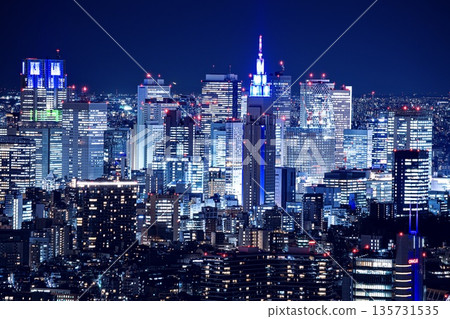 【東京百大夜景】從六本木新城眺望新宿建築群 東京城市景觀 135731535