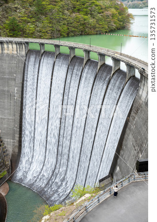 Miyagi Prefecture / Naruko Dam (Lake Arao) in spring with its beautiful bamboo blind discharge (bamboo blind discharge) Miyagi Prefecture / Naruko Dam (Lake Arao) in spring with its beautiful bamboo blind discharge (bamboo blind discharge) 135731573
