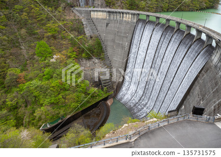 宮城縣/鳴子水壩（荒尾湖）春季美麗的竹簾洩洪道（竹簾洩洪道） 135731575