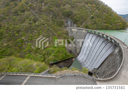Miyagi Prefecture / Naruko Dam (Lake Arao) in spring with its beautiful bamboo blind discharge (bamboo blind discharge) Miyagi Prefecture / Naruko Dam (Lake Arao) in spring with its beautiful bamboo blind discharge (bamboo blind discharge) 135731581