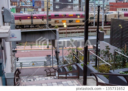 【東海道本線】清晨，瀨戶和出雲列車駛過商業街 135731652