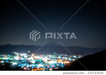 從Hottarkashi露營地看到的山梨市、富士山和星空夜景 135731676