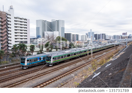 【東海道線】清晨，一列火車駛過橫濱市。 135731789