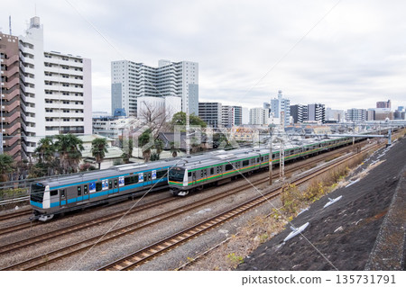 [Tokaido Line] A train running through the city of Yokohama in the early morning 135731791